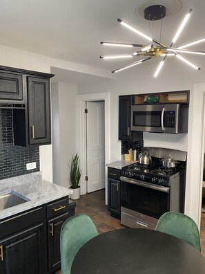 Fridge, microwave, oven, stovetop - Stylish comfortable 3BR with tons of natural light (Chicago)