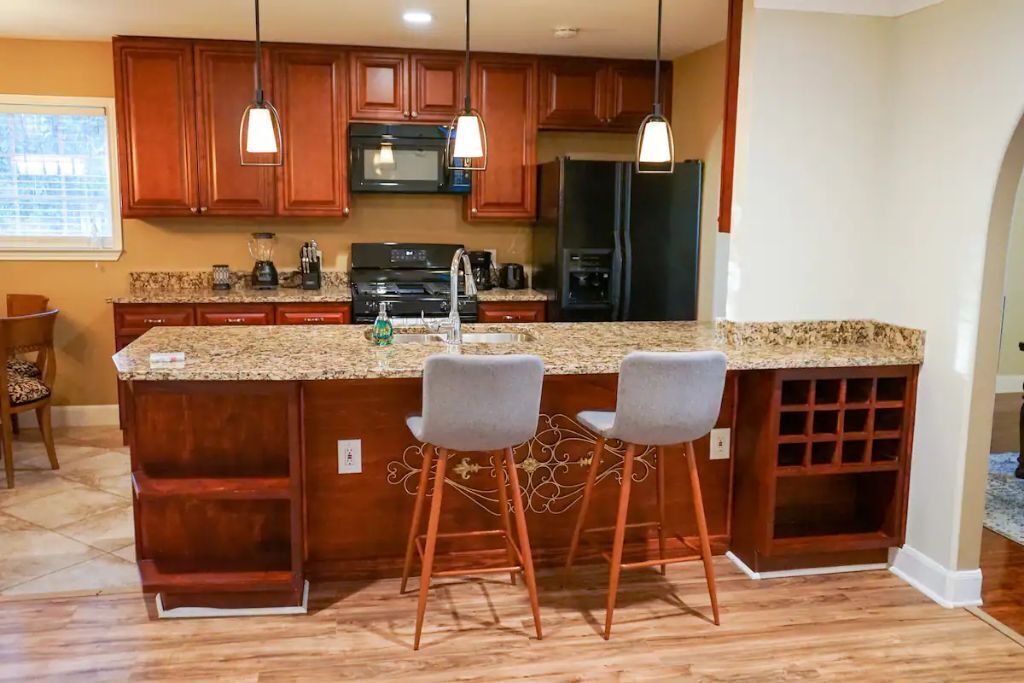 ♥Elegant home♥ 5 Min to Airport & new furniture/remodeling
