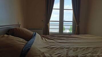 3 bedrooms, bed sheets