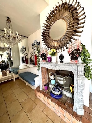 A living room with a fireplace, a large mirror, and a sofa. - Hotel Giorgetti Palace (Bellaria)