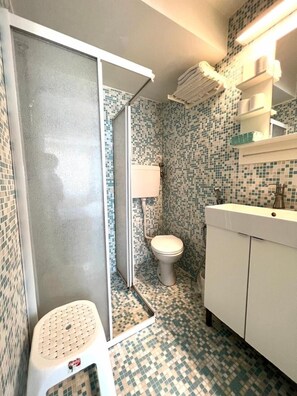 A bathroom with a shower, toilet, and sink. - Hotel Giorgetti Palace (Bellaria)