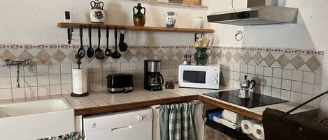 Jääkaappi, mikroaaltouuni, uuni, liesi