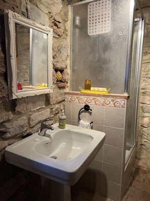 Dusche, Haartrockner, Bidet, Handtücher