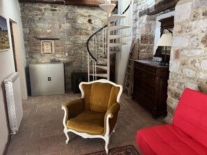 Smart-TV, Kamin, Bücher