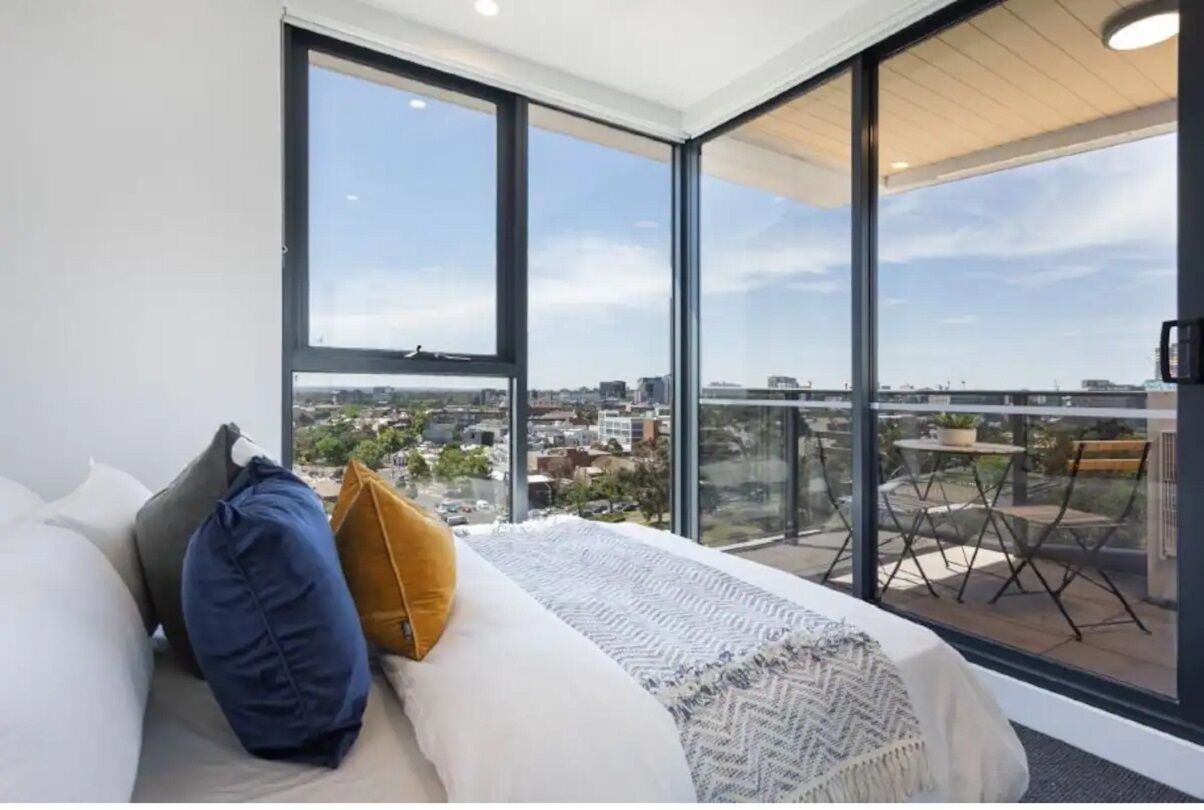 Modern 2Bdr Apartment - Melb Central & Private