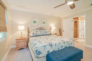 3 bedrooms, iron/ironing board, travel cot, free WiFi - Calm Beach Home: Heated-Chilled Pool & Pet Park w/ Golf Cart Rental (Panama City)