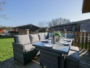 Outdoor dining - Lakeland Dream @ South Lakeland Leisure Lodge (Carnforth)