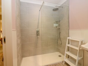 Cottage | Bathroom | Shower
