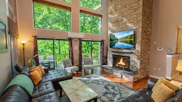 Smart-tv, eldstad, bordsfotboll och ett bordtennisbord