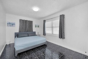 5 chambres, fer et planche à repasser, lit de bébé portatif, Wi-Fi