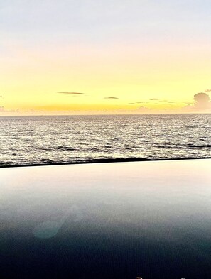 En la playa, sillas reclinables de playa, toallas de playa