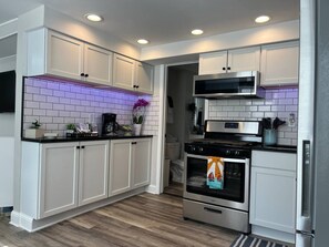 Jääkaappi, mikroaaltouuni, uuni, liesi