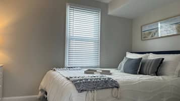 2 habitaciones, escritorio y tabla de planchar con plancha