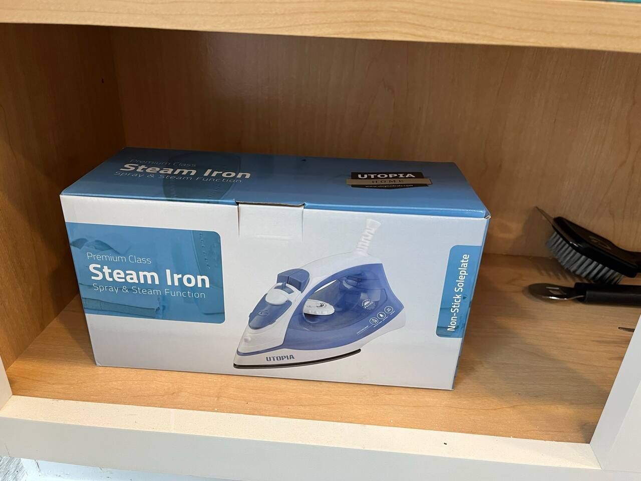 Un fer à vapeur Utopia, doté d’une fonction de vaporisation et de production de vapeur, d’une semelle antiadhésive et de caractéristiques de qualité supérieure.