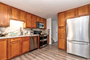 Frigorifero, microonde, forno, piano cottura