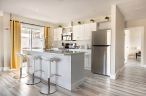 Frigorífic, microones, forn i placa de cuina 