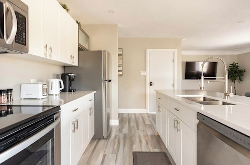 ENTIRE 2 BEDROOM APARTMENT DOWNTOWN