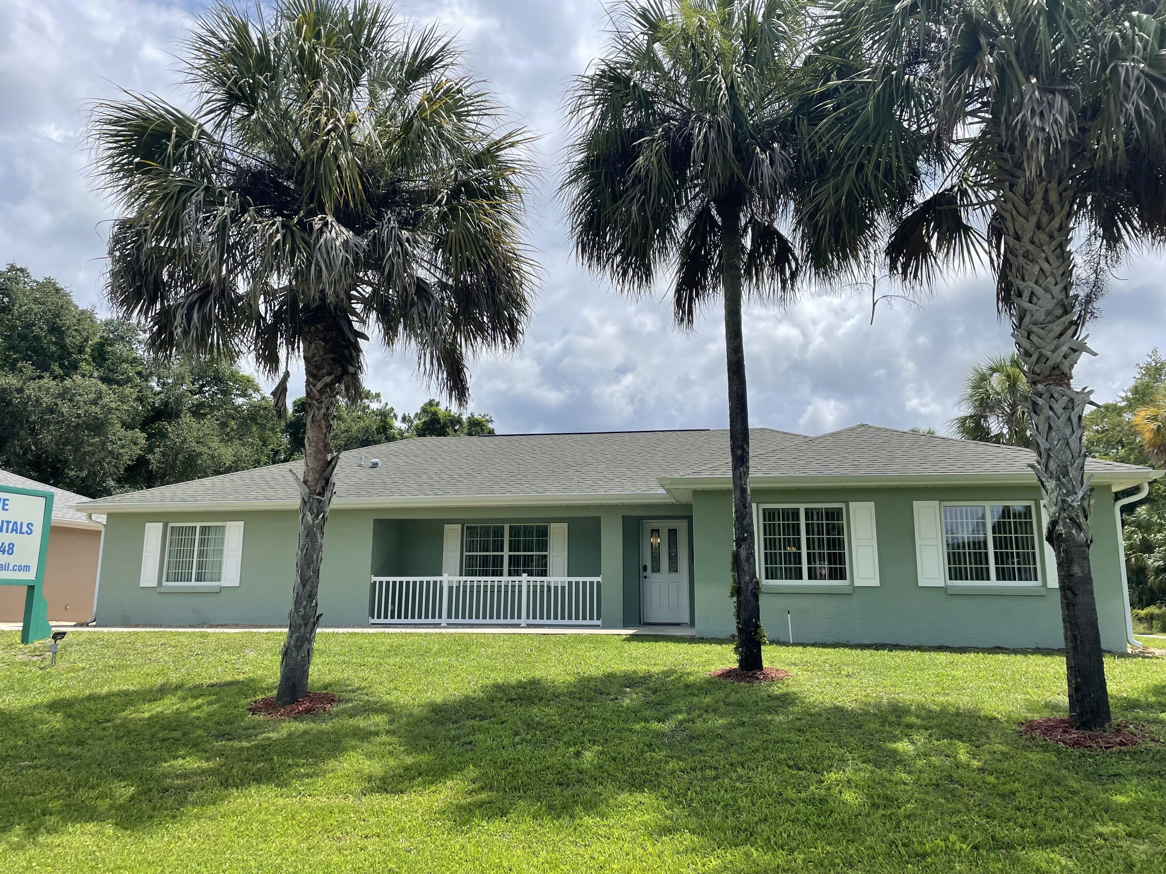 Crystal River, FL 3 Bedroom Home with free parking