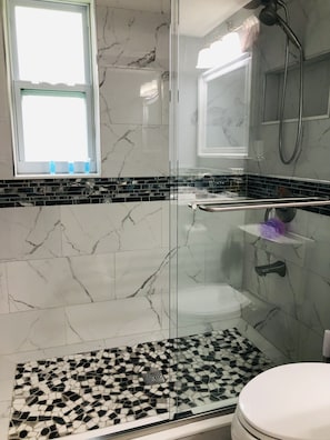 Een douche, een haardroger, handdoeken, zeep
