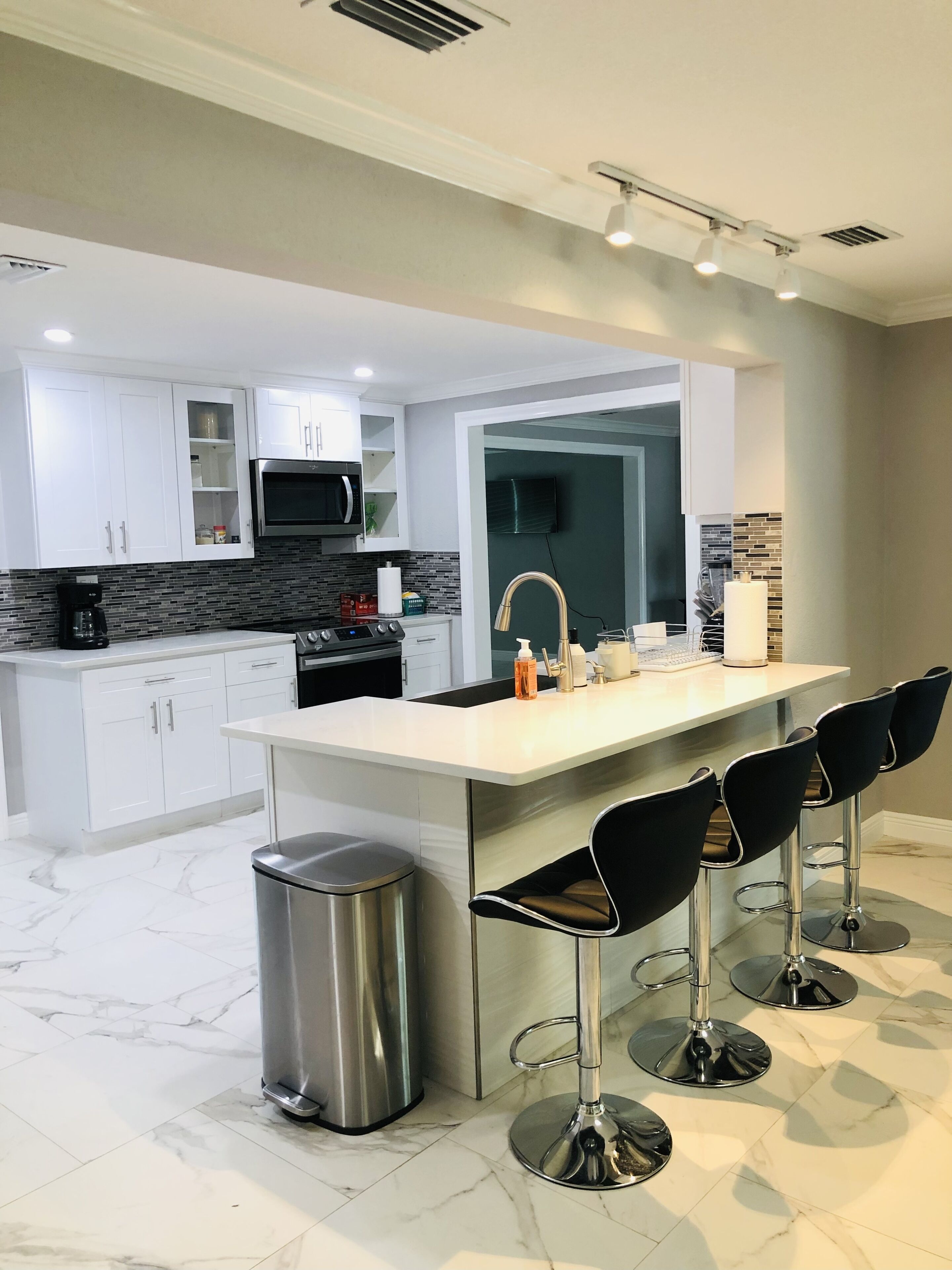 Réfrigérateur, micro-ondes, four, plaque de cuisson