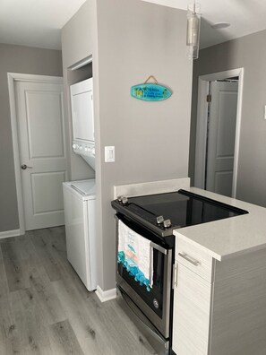 Fridge, microwave, oven, stovetop - Blue Heron Cottage is cozy & convenient.  Renovated March 2023! (Colonial Beach)
