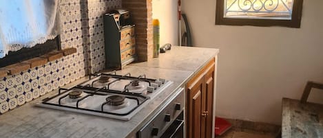 Frigorifero, forno, piano cottura, macchina per tè/caffè