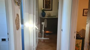 A narrow hallway with a tiled floor leading to a kitchen area. - Wonderful Villa with garden in Ansedonia (Ansedonia)