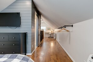 5 habitaciones, escritorio, tabla de planchar con plancha y wifi 
