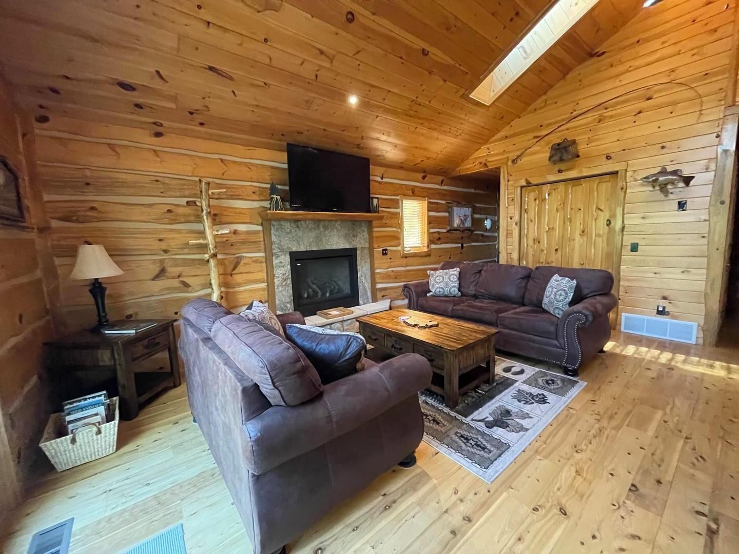 Cabin, Multiple Beds, Kitchen | Living area | 40-inch TV with cable channels, fireplace