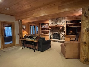 Cabin, Multiple Beds | Living room | 40-inch TV with cable channels