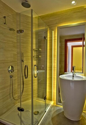 Douche, douche à « effet pluie », articles de toilette gratuits
