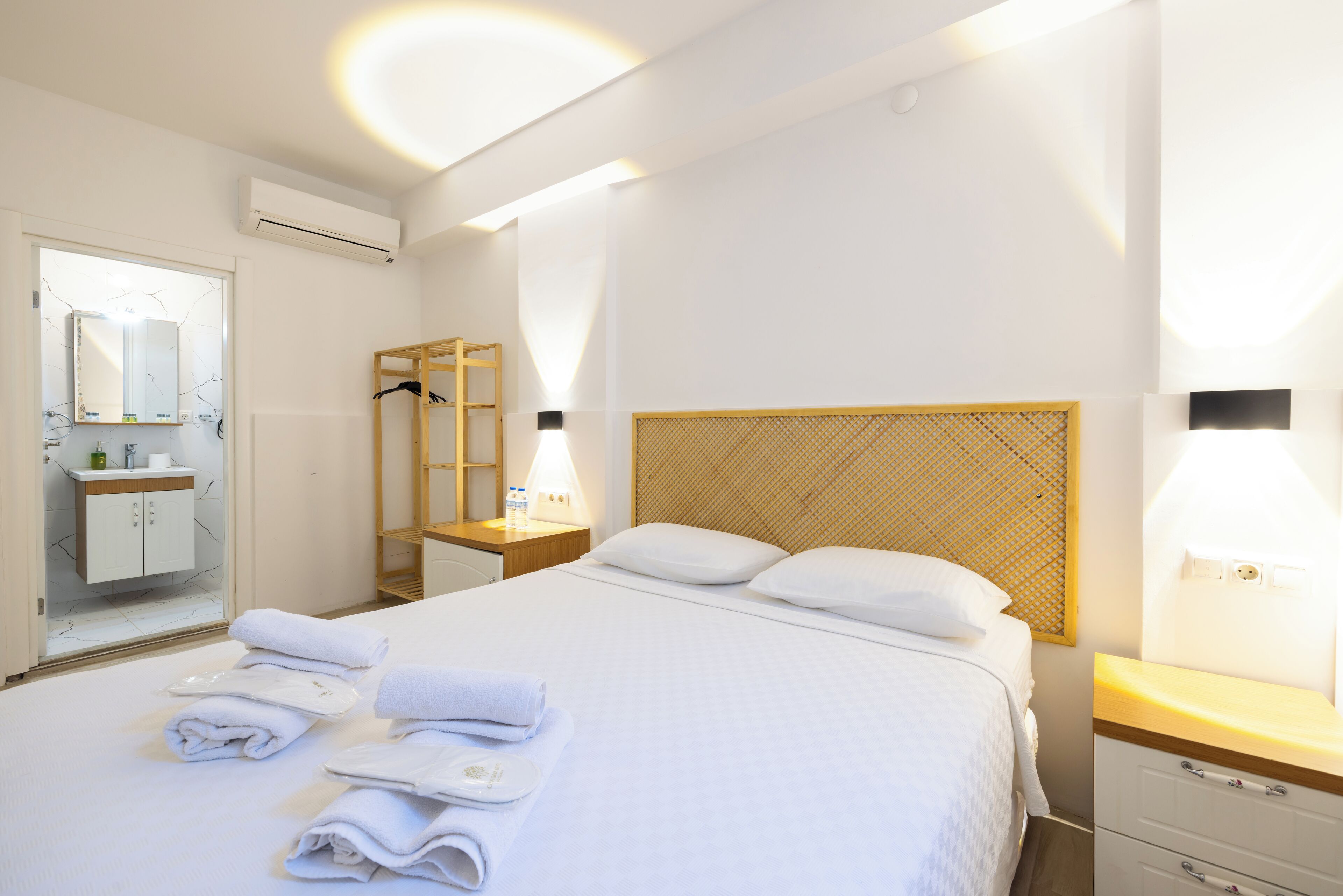 Economy Room (Bodrum Kat - Basement) | Minibar, Zimmersafe, Schreibtisch, Verdunkelungsvorhänge
