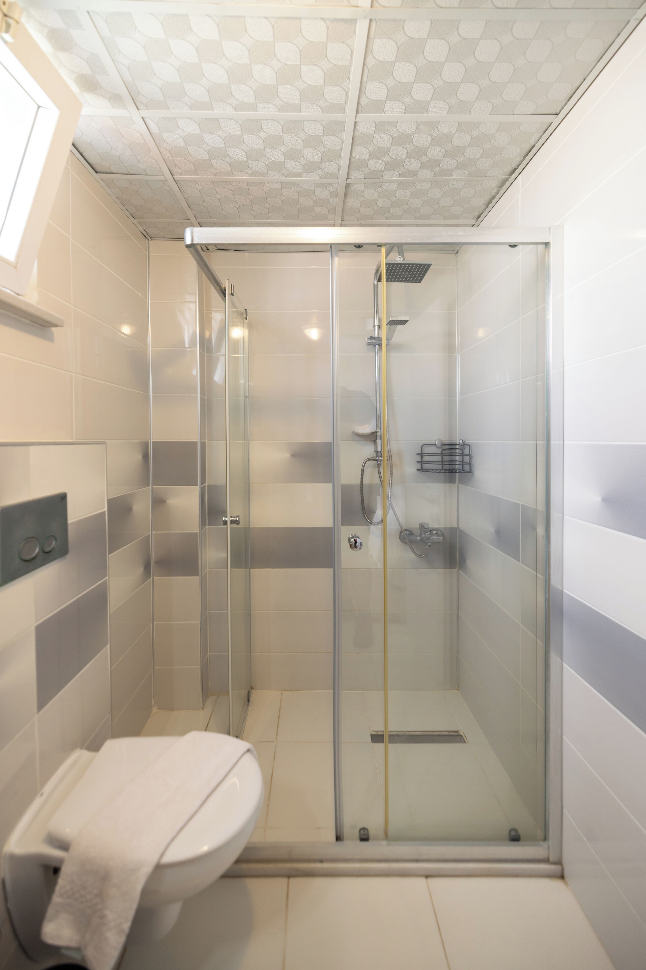 Familien-Dreibettzimmer | Badezimmer | Dusche, kostenlose Toilettenartikel, Haartrockner, Hausschuhe
