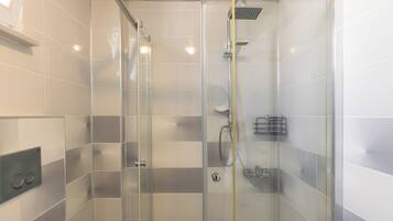 Familien-Dreibettzimmer | Badezimmer | Dusche, kostenlose Toilettenartikel, Haartrockner, Hausschuhe