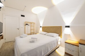 Economy Room (Bodrum Kat - Basement) | Minibar, in-room safe, desk, blackout drapes - Casa Gaia Otel (Bozcaada)