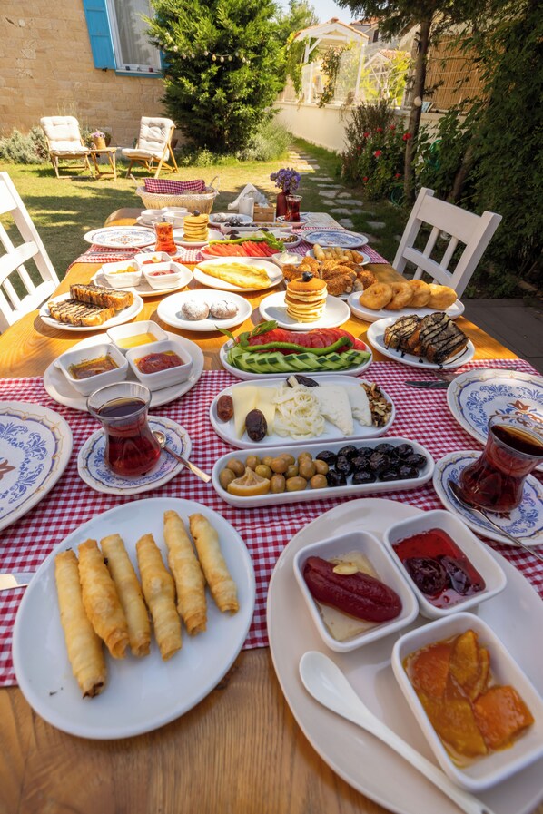 Desayuno de cocina local incluido todos los días