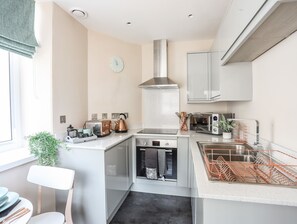 Cottage | Private kitchen | Fridge, dishwasher, electric kettle, toaster - Nantlle (Caernarfon)