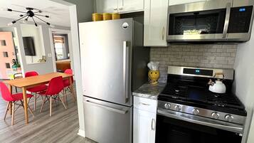 Een koelkast, een magnetron, een oven, een kookplaat