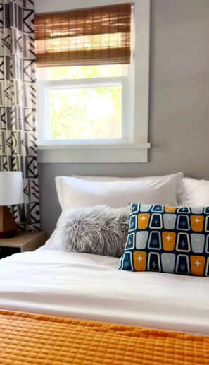 2 bedrooms, desk, iron/ironing board, free WiFi - Near DT Madison - One Block from Lake Monona & Lake Loop Bike Path (Monona)