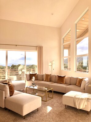 Smart TV - Architectural Peace and Perfection in the Sandia Mountains (Albuquerque)