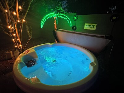 Austin Art House - Pet Friendly - Hot Tub- Sweet Vibes! Minutes to DT