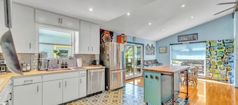 Austin Art House - Pet Friendly - Hot Tub- Sweet Vibes! Minutes to DT