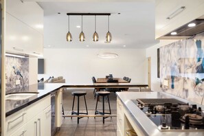 Fridge, microwave, oven, stovetop - The Shotover. Queenstown's Largest Rooftop Terrace (Queenstown)
