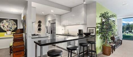Refrigerador, microondas, horno, placa de cocina
