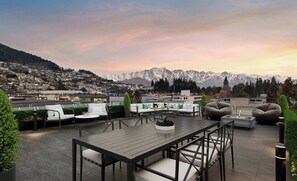 Outdoor dining - The Shotover. Queenstown's Largest Rooftop Terrace (Queenstown)