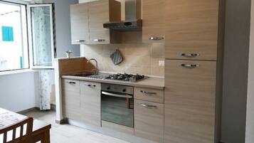 Kühlschrank, Ofen, Herdplatte, Geschirrspüler