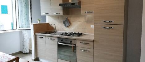 Jääkaappi, uuni, liesi, astianpesukone