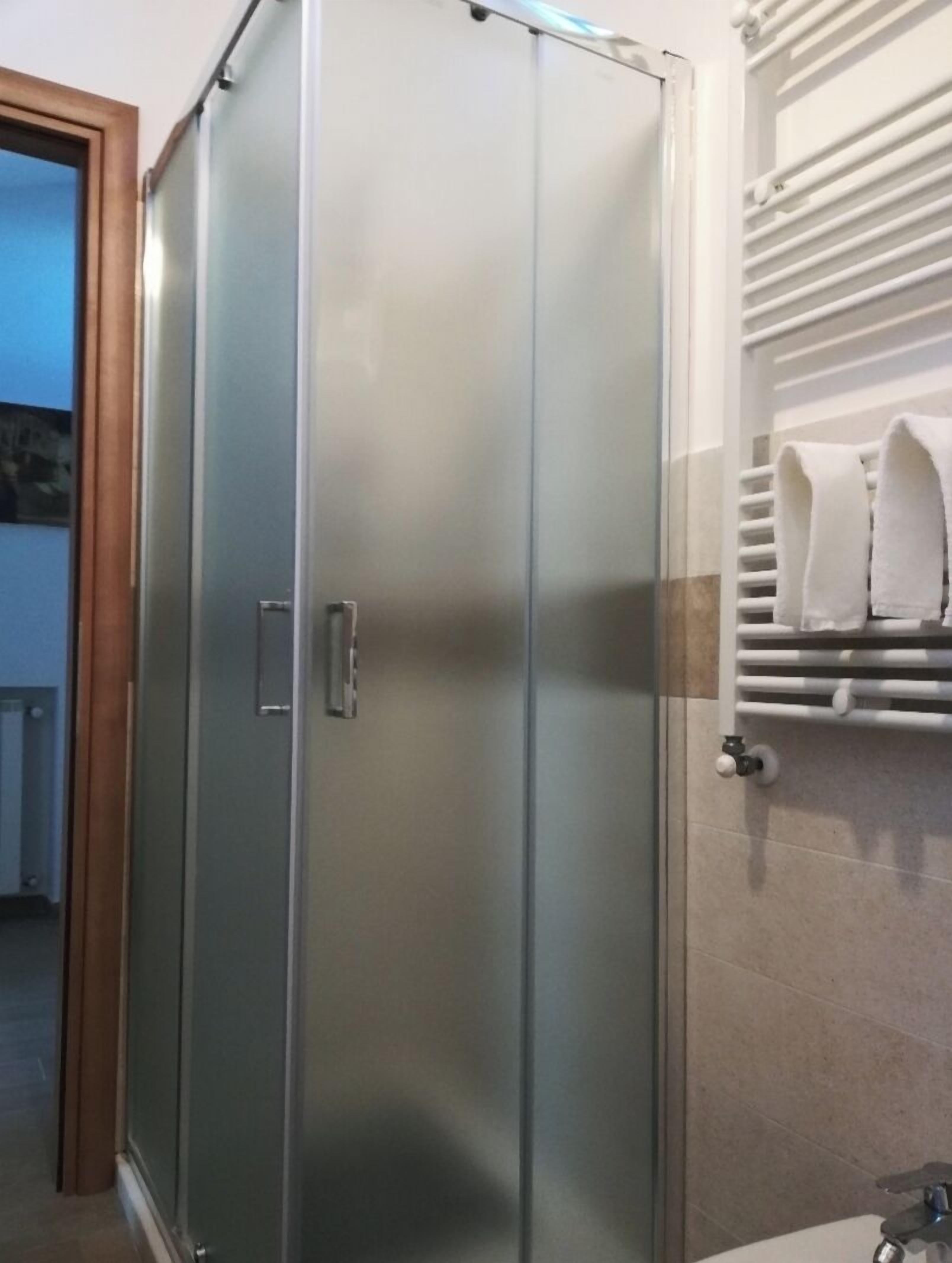Doccia, asciugacapelli, bidet, asciugamani