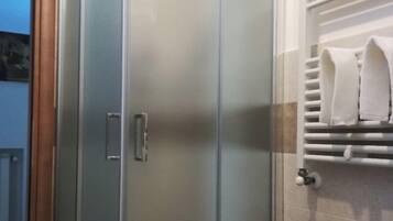 Doccia, asciugacapelli, bidet, asciugamani