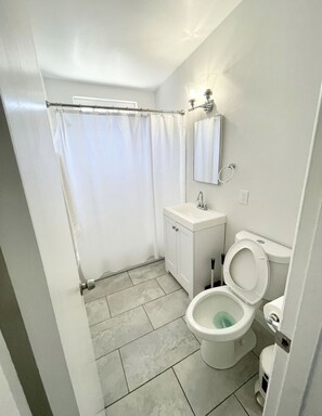 Ensemble douche/baignoire, sĂšche-cheveux, serviettes fournies, savon
